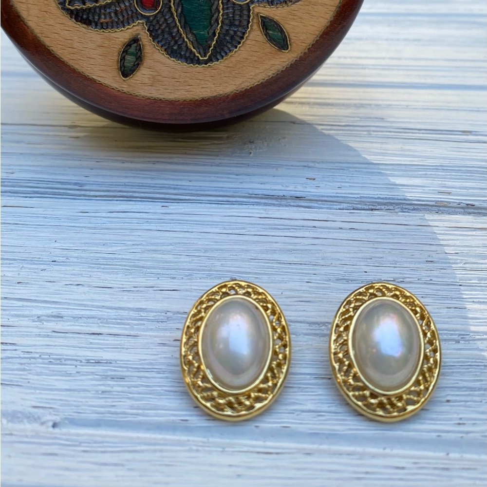 VTG Gold Tone Faux Pearl Clip on Earrings